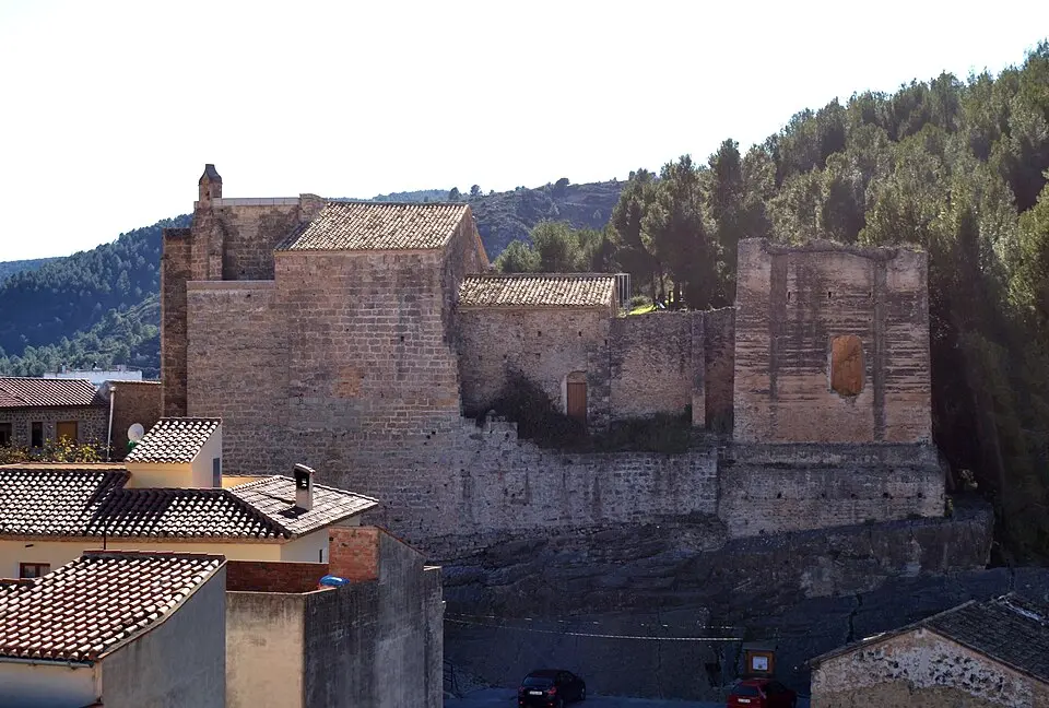 Castillo, la ermita de San Roque o Santa Águeda la Vieja y las cintas murarias