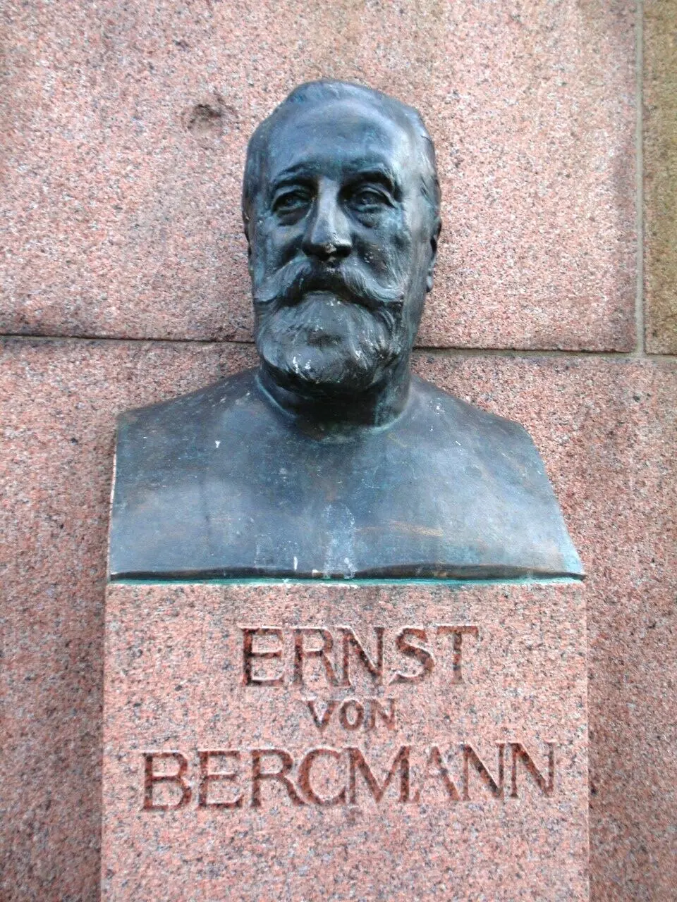 Ernst Bergmanni monument