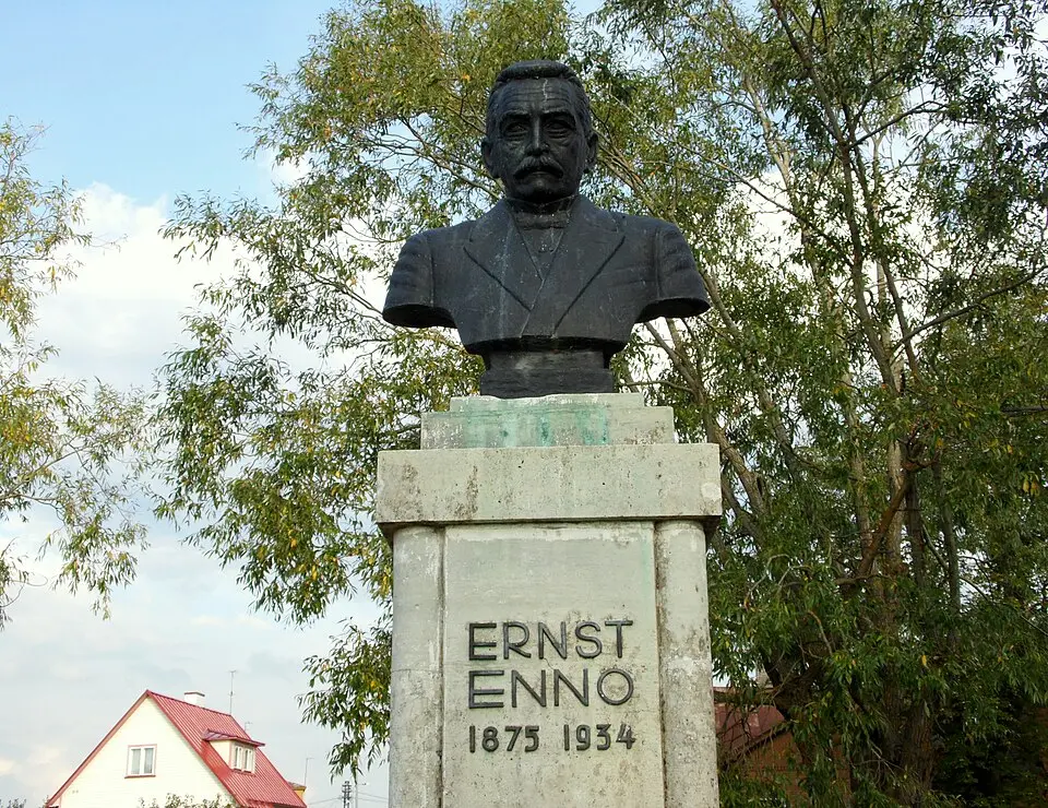 Image: RitaHe1962 · CC BY-SA 3.0 EE Ernst Enno monument