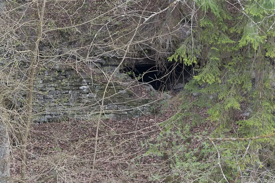 Höhle im Dörlbacher Einschnitt