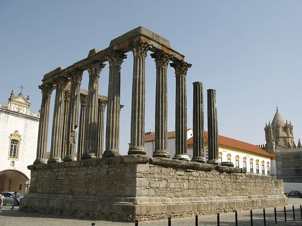 Immagine: ho visto nina volare from Italy · CC BY-SA 2.0 Tempio romano di Évora