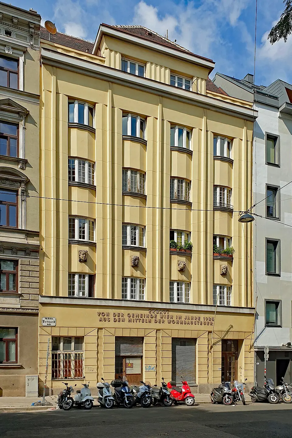 Gemeindebau Bernardgasse 38