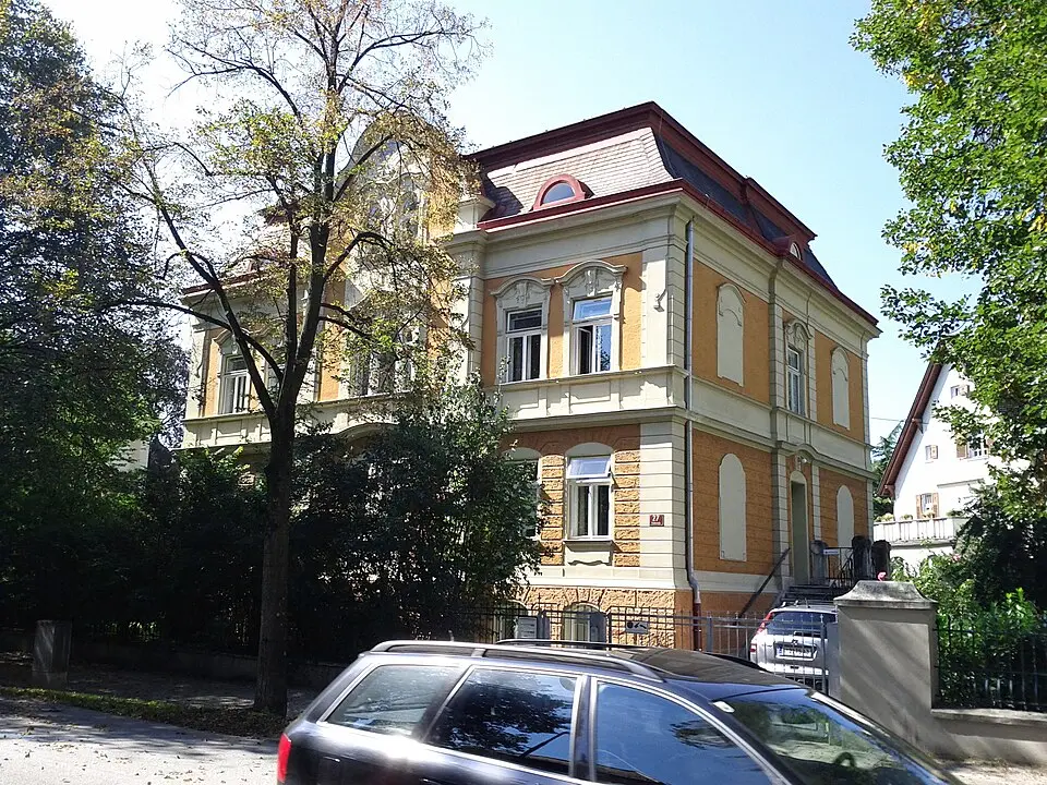 Villa mit straßenseitiger Garteneinfassung