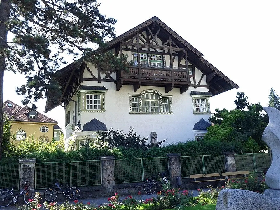 Heimatstilvilla (mit Garteneinfriedung)