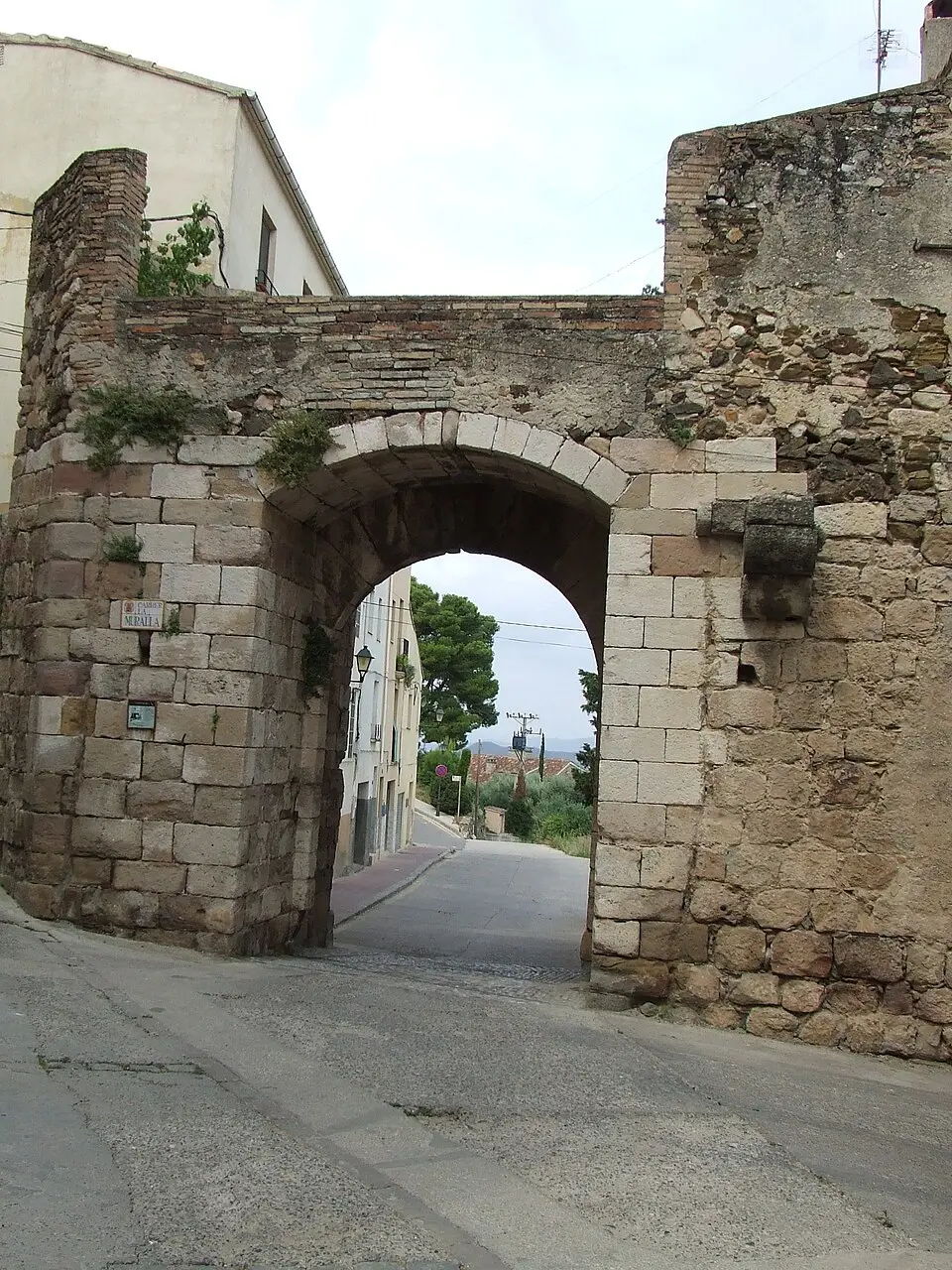 Image: Gustau Erill i Pinyot · CC BY-SA 3.0 Muralla de Falset