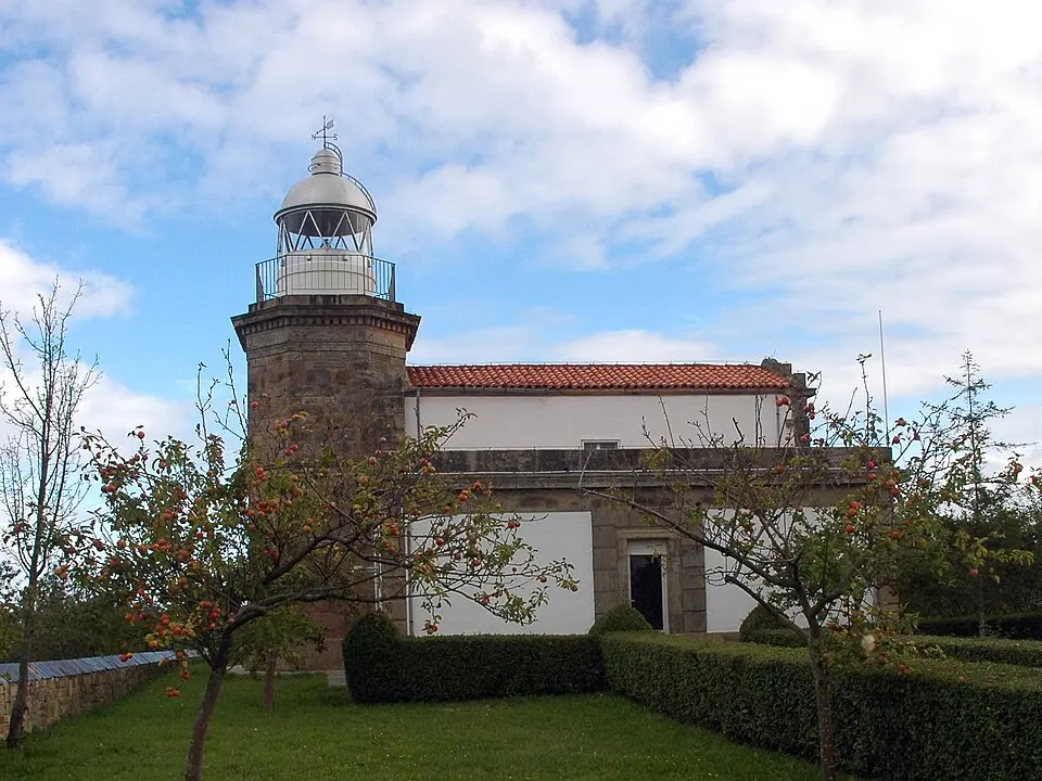 Faro de Tazones