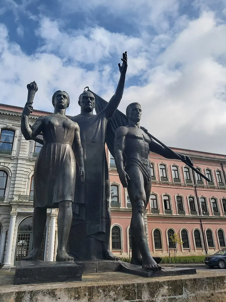 İstanbul Üniversitesi Atatürk ve Gençlik Anıtı