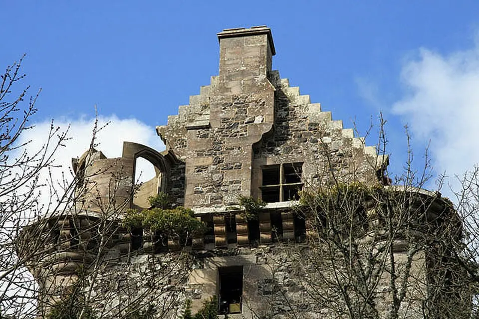 Obrázek: Walter Baxter · CC BY-SA 2.0 Fatlips Castle