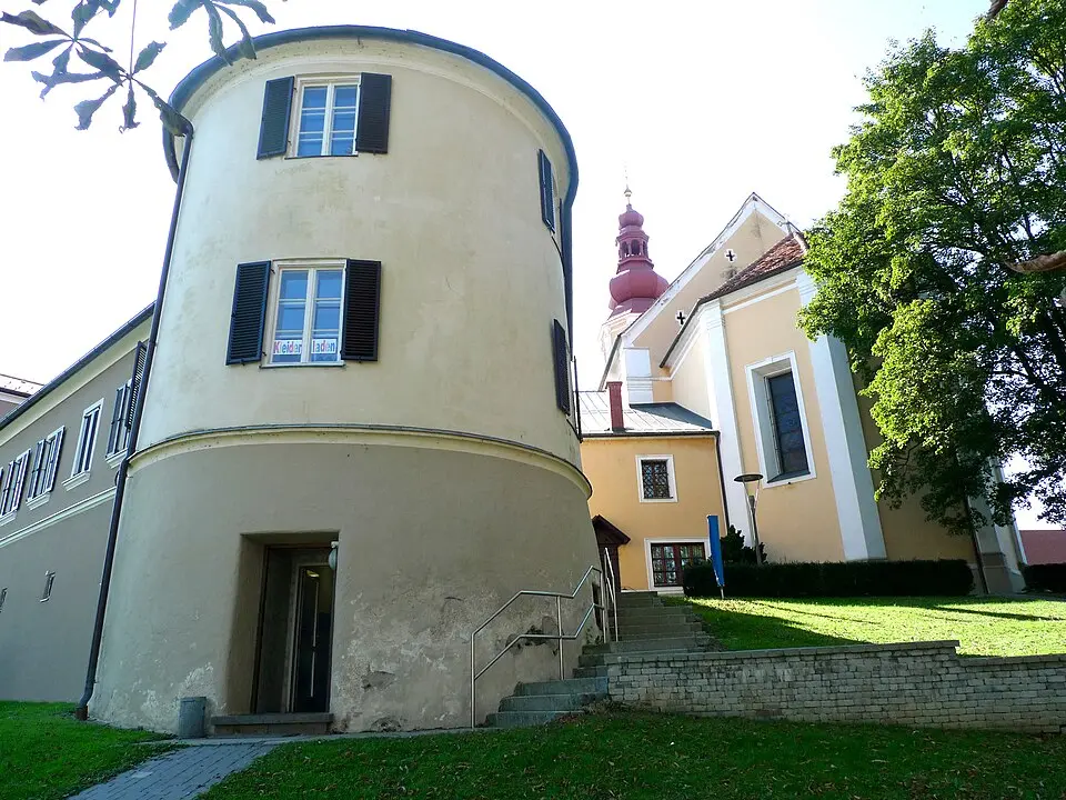 Obrázok: E.mil.mil (talk) · CC BY-SA 3.0 AT Rundturm des Fehringer Tabors, nunmehr Wohngebäude