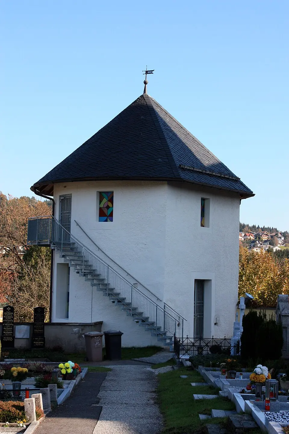 Wehrturm auf dem Friedhof der Stadtpfarrkirche