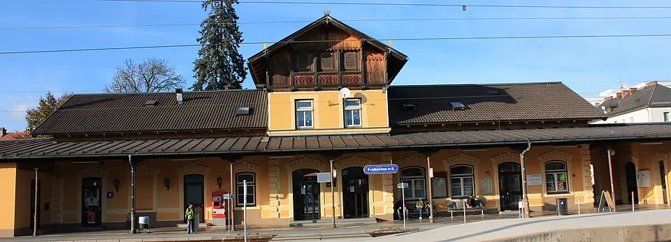 Aufnahmsgebäude und Gütermagazin Bahnhof Feldkirchen/Kärnten