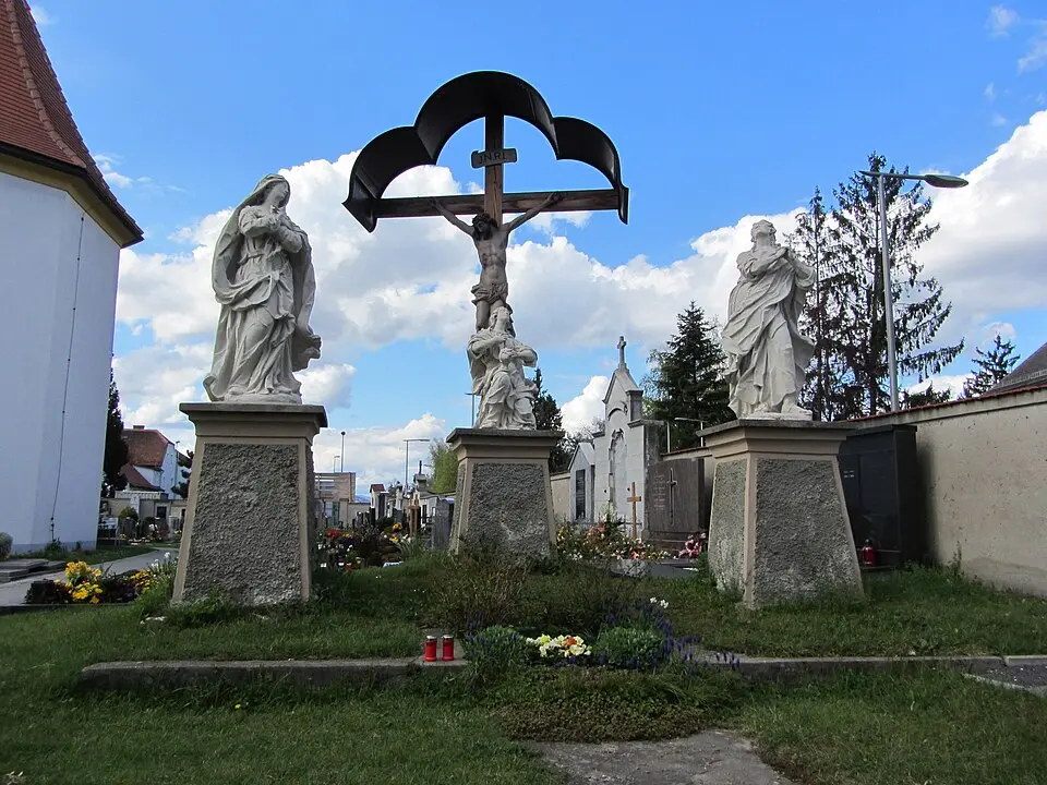 Image: StefanTiran (talk) · CC BY-SA 3.0 AT Friedhof mit Ummauerung und Kreuzigungsgruppe