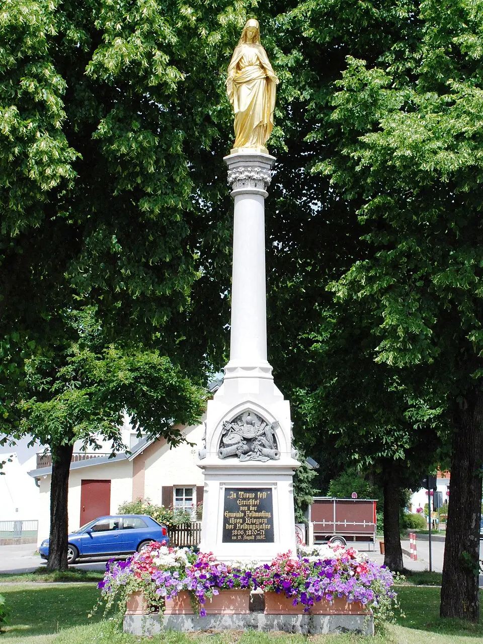 Mariensäule und Kriegerdenkmal
