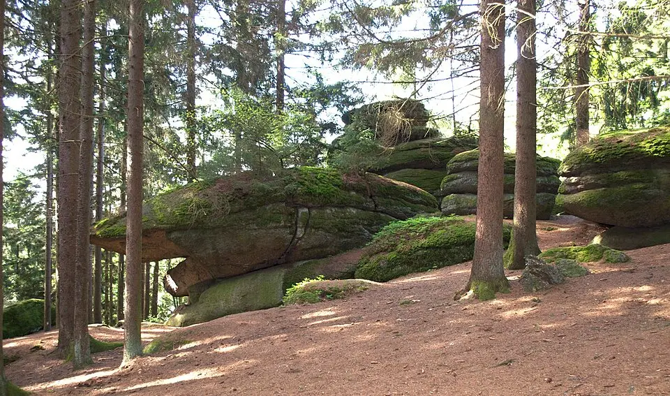 Obrázok: Stefan Hartig · CC BY-SA 4.0 Felsformation auf dem Plenkerberg