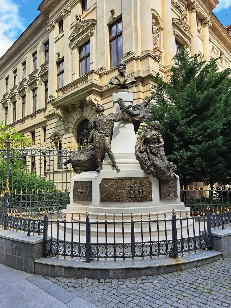 Monumentul lui Eugeniu Carada din București