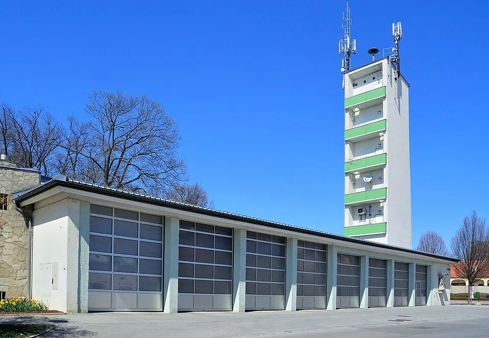 Bild: Robert Heilinger · CC BY-SA 3.0 Feuerwehrgebäude mit Figurenbildstock hl. Florian