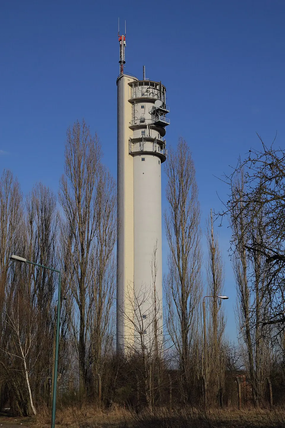Kép: A.Savin · CC BY-SA 3.0 Fernmeldeturm Frankfurt (Oder)