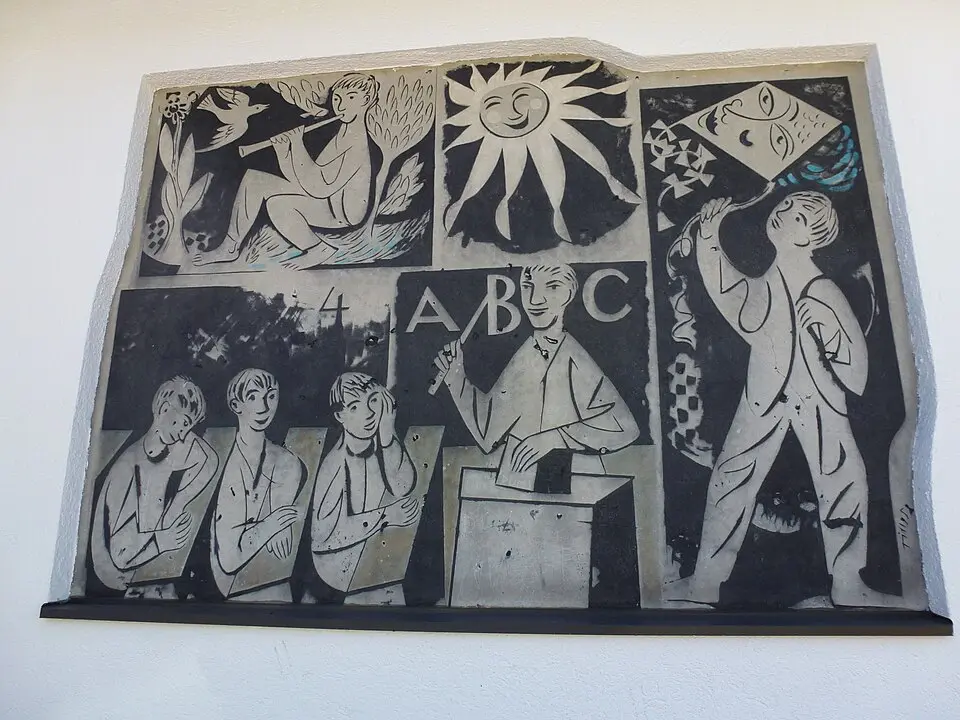 Neuen Volksschule Pfaffenschwendt mit Sgraffito