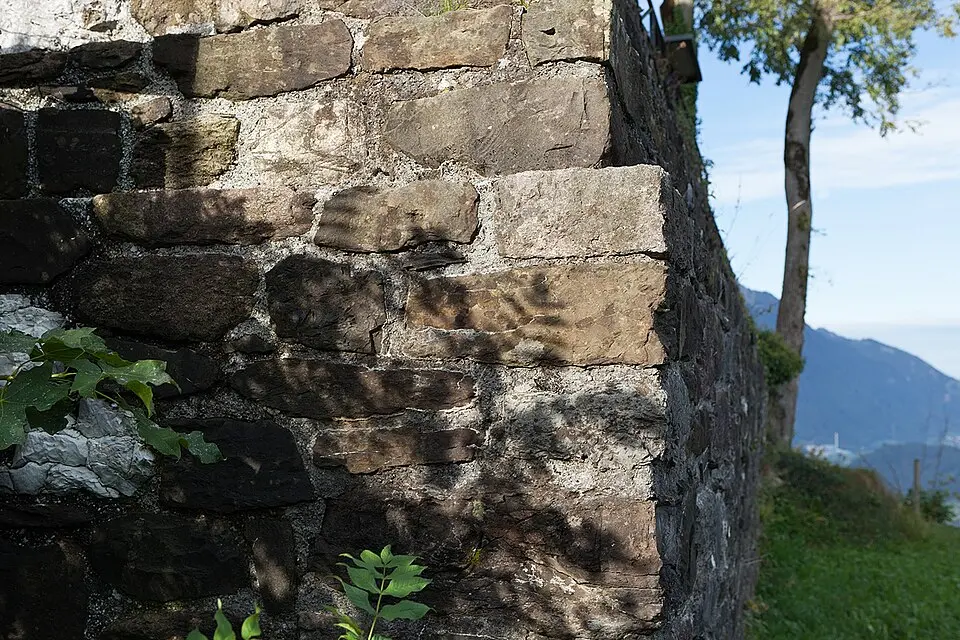 Vor dem Wald, römischer Wachtturm