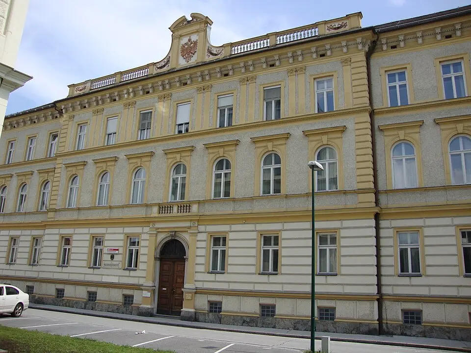 Bild: Steinbergjohann · CC BY-SA 3.0 AT Bezirksgericht und Finanzamt