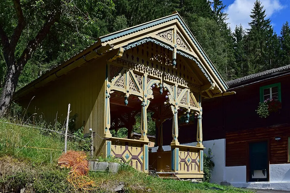 Slika: Haeferl · CC BY-SA 4.0 Holzpavillon beim Gasthof Rosshag