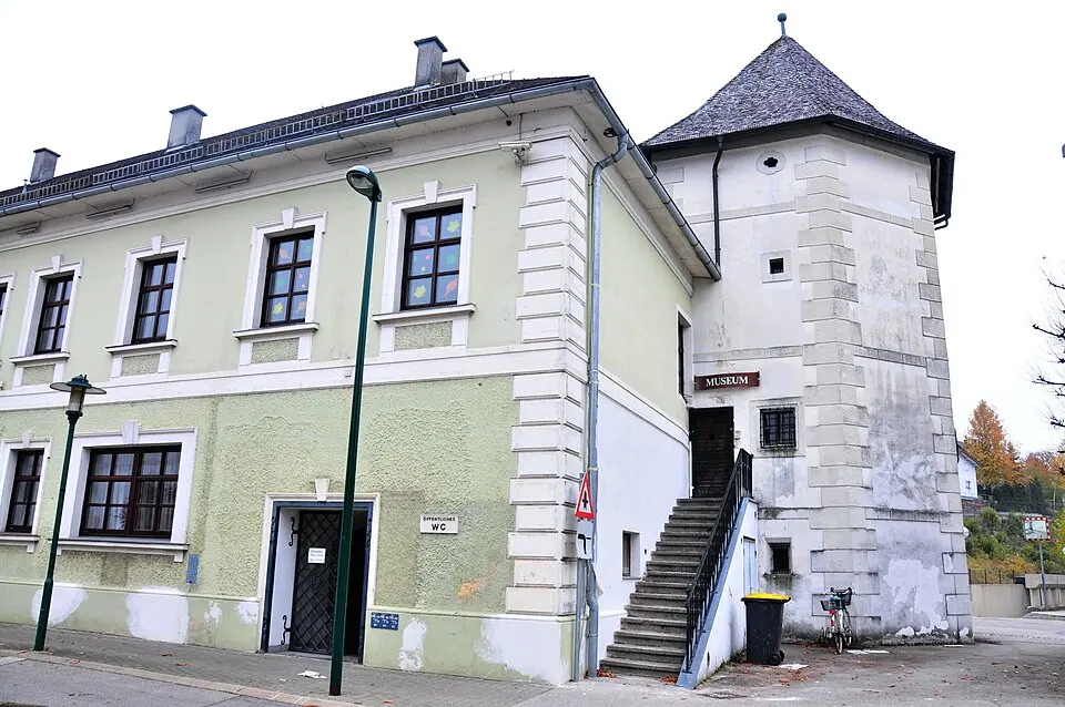 Gemeindeamt (Außenbau und historischer Durchgang) und sog. Fischerturm