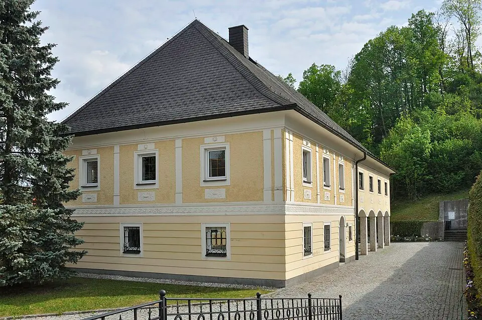 Pfarrhof samt Aufbahrungshalle, sog. Fischerkeller