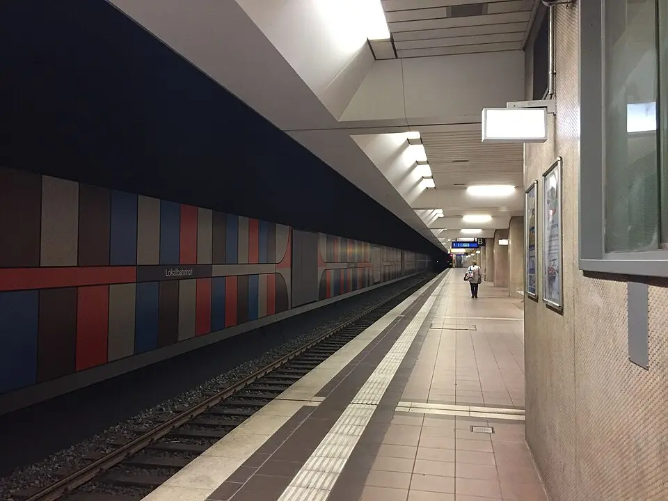 Bild: Jan 2196 · CC BY-SA 4.0 Frankfurt (Main) Lokalbahnhof
