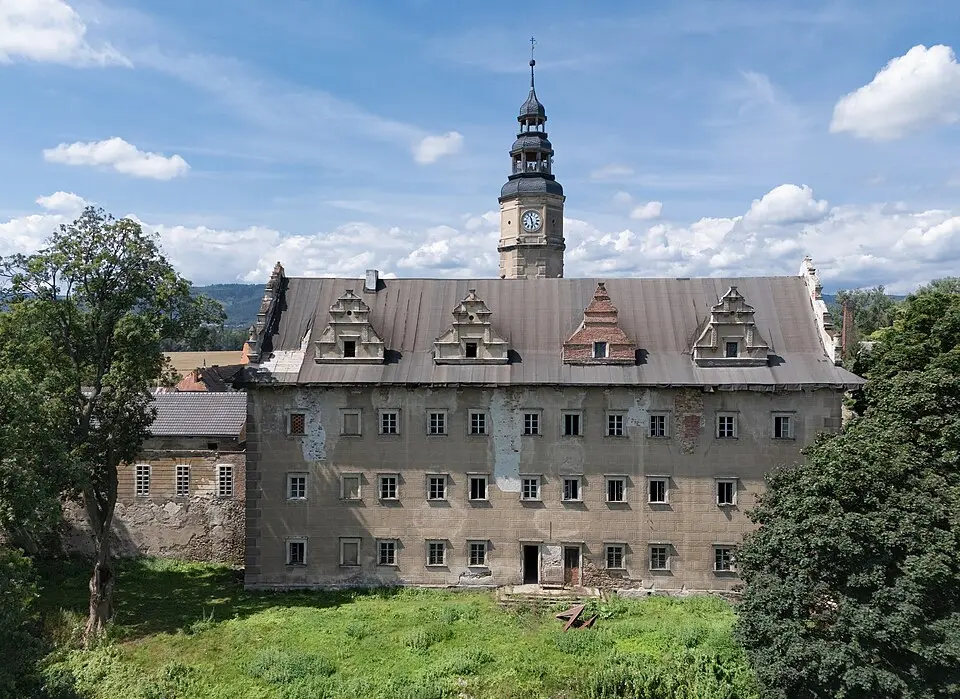 Zamek (z 3 ścianami kurtynowymi dziedzińców południowego i północnego)