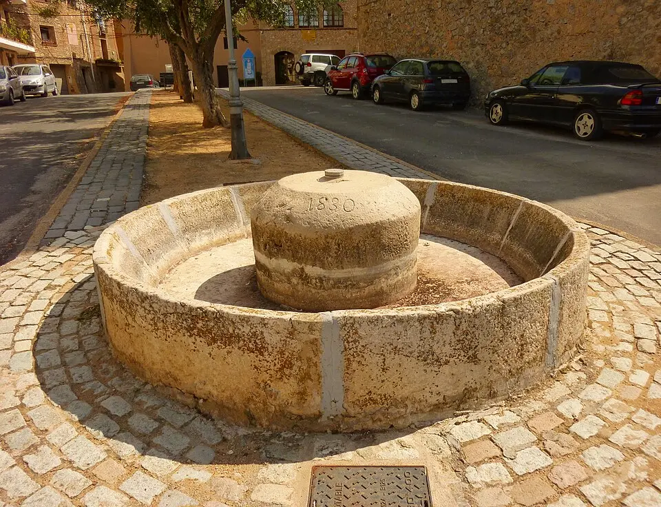 Obrázek: Bestiasonica · CC BY 4.0 Font de la plaça de la Font