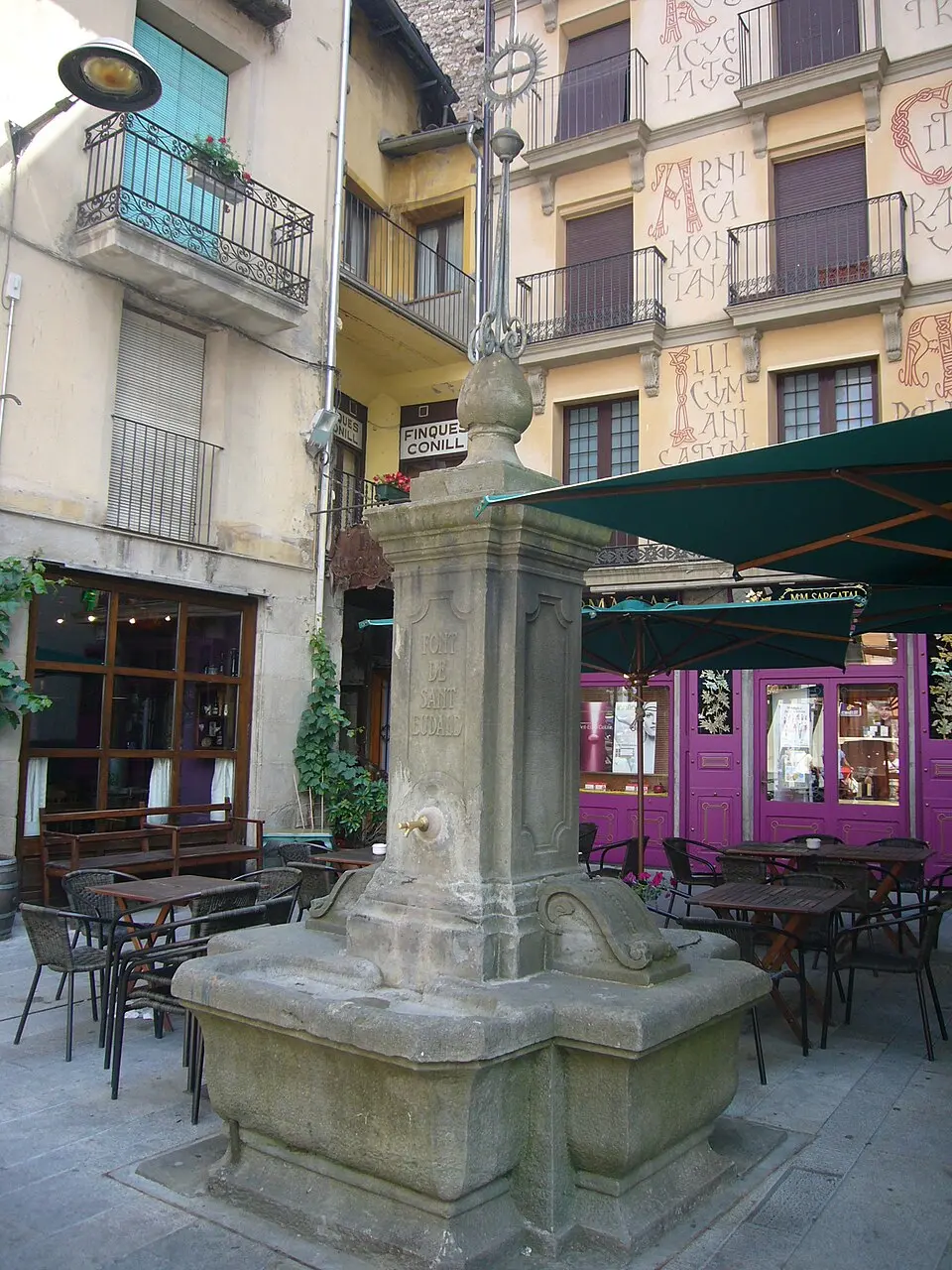 Image: Jordiferrer · CC BY-SA 3.0 Font de la plaça de Sant Eudald