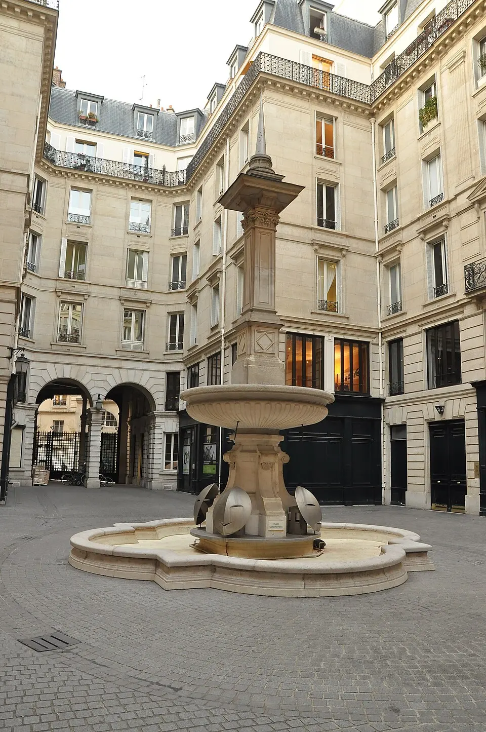fontaine de la cour du 15 rue du Louvre
