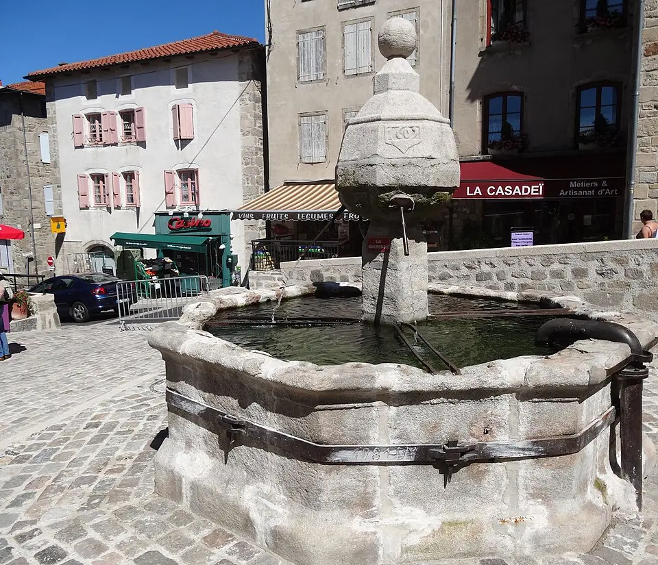 Slika: Gmbgreg2 · CC BY-SA 3.0 fontaine de La Chaise-Dieu