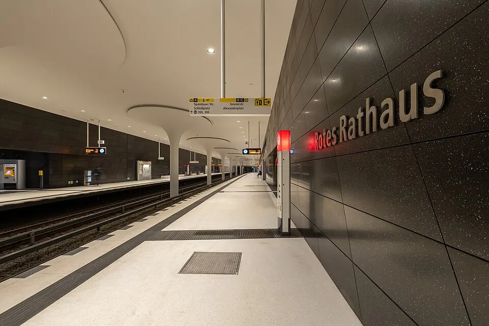 Image: Tim Rademacher · CC BY-SA 4.0 Rotes Rathaus metro station