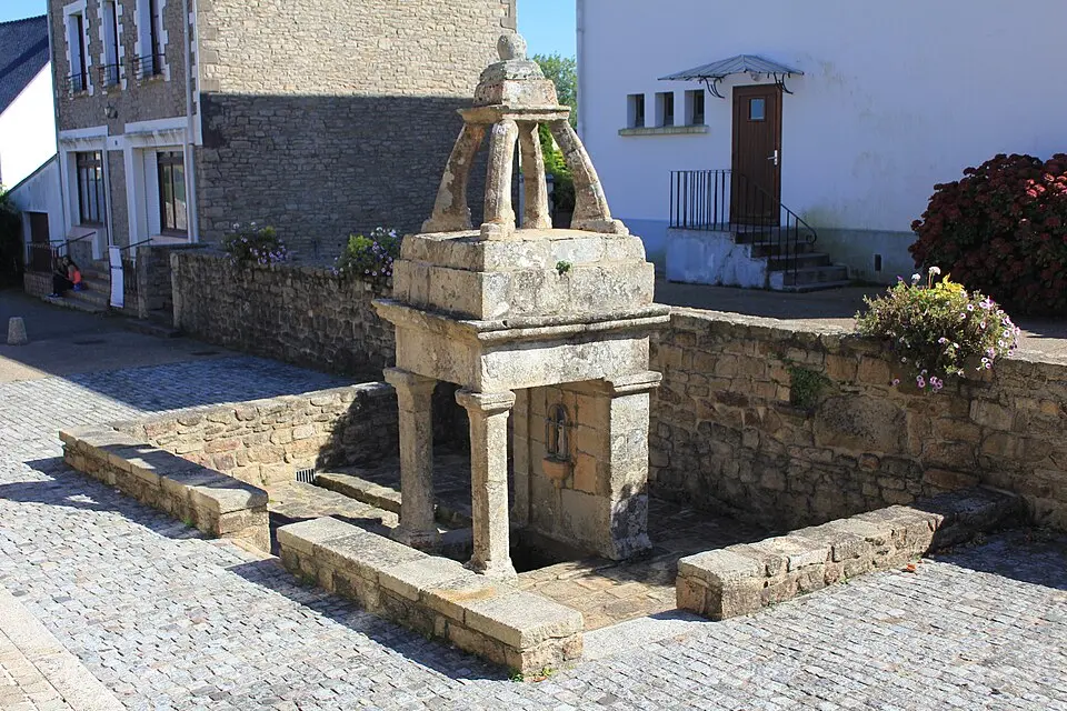 Obrázek: XIIIfromTOKYO · CC BY-SA 3.0 fontaine du bourg de Sainte-Hélène