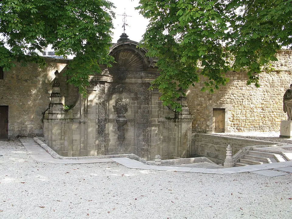 Image: Symac · CC BY-SA 3.0 fontaine Sainte-Croix