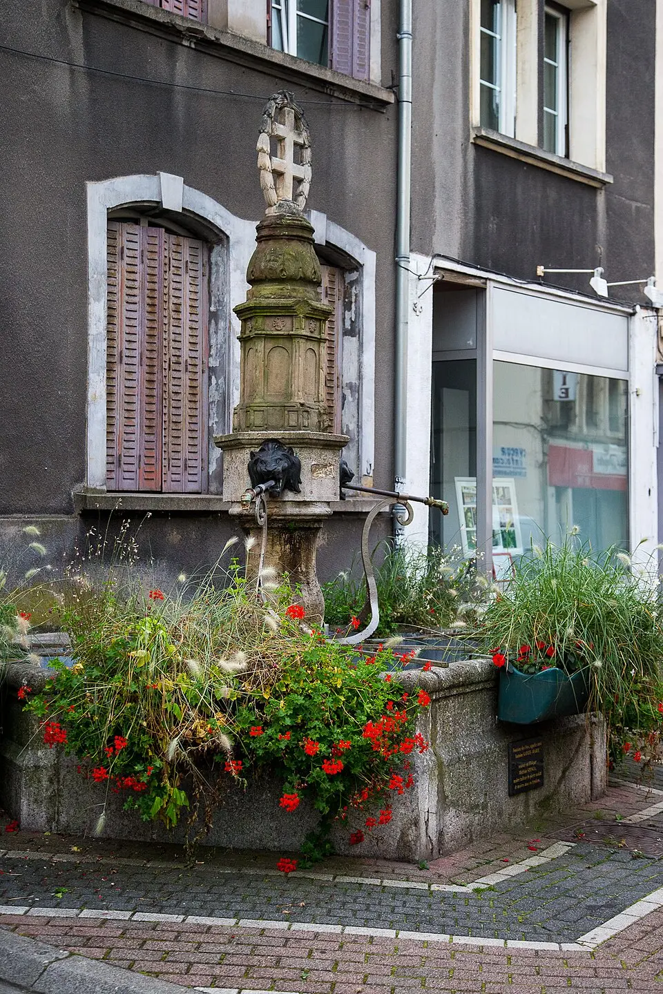 fontaine devant l'immeuble