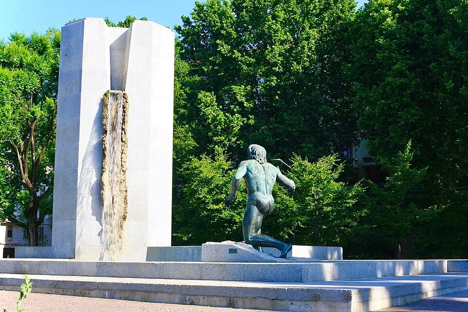 Fontana monumento a Giuseppe Grandi