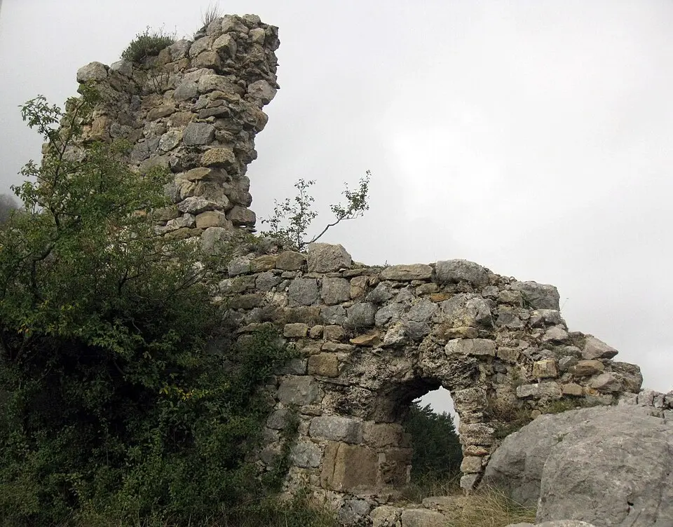 Image: Enfo · CC BY-SA 3.0 Castell de Lillet