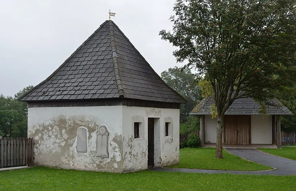 Obrázok: Herzi Pinki · CC BY-SA 3.0 AT Ehem. Friedhofskapelle, Pfarr-Bücherei