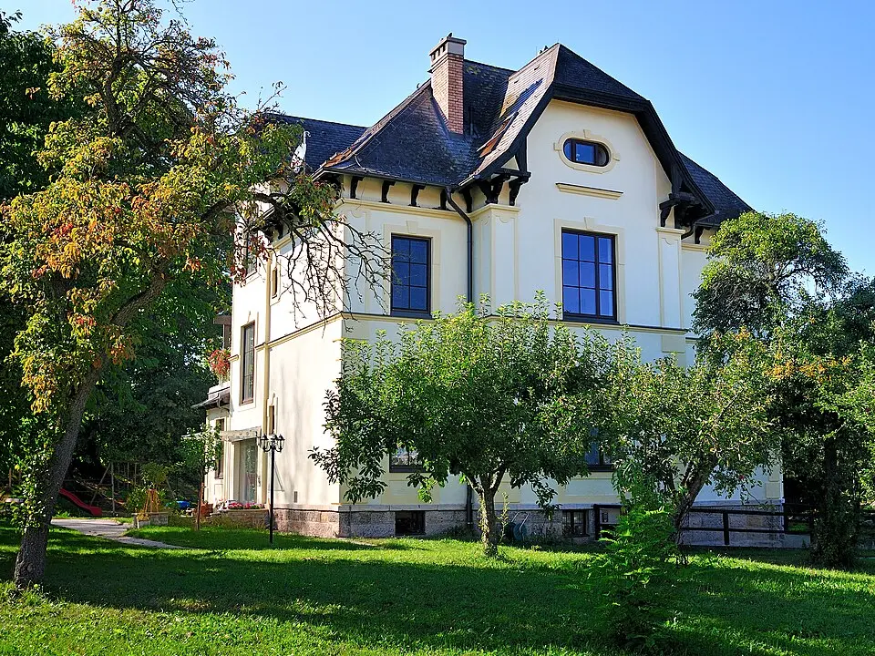 Image: CC omninum (talk) · CC BY-SA 3.0 AT Villa, ehem. Forsthaus